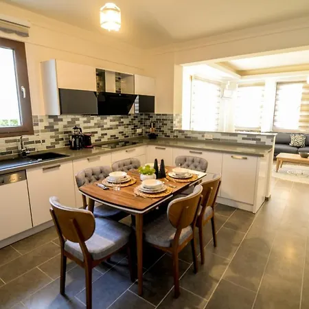 Cozy And Central With Lovely View And Shared Pool In *