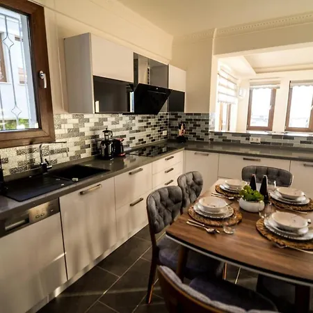 Cozy And Central With Lovely View And Shared Pool In Nyaraló Fethiye
