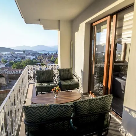 Cozy And Central With Lovely View And Shared Pool In Nyaraló *