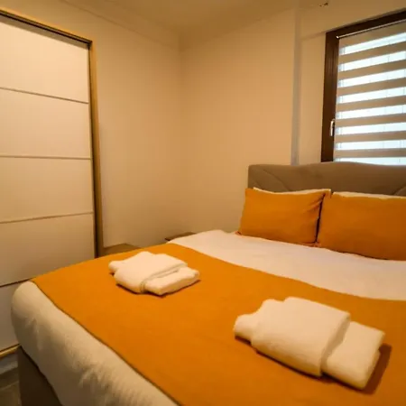 Cozy And Central With Lovely View And Shared Pool In *