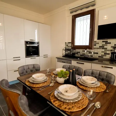 Cozy And Central With Lovely View And Shared Pool In Nyaraló Fethiye