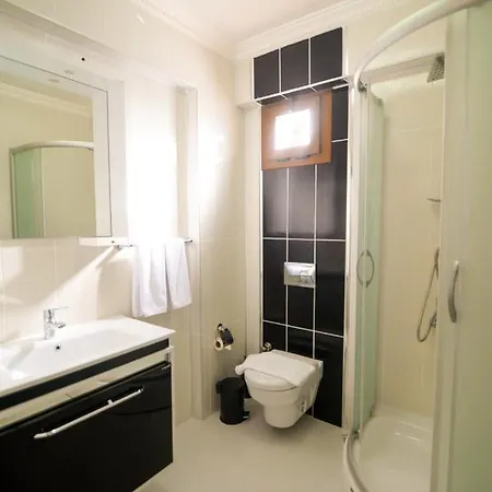 Cozy And Central With Lovely View And Shared Pool In Nyaraló